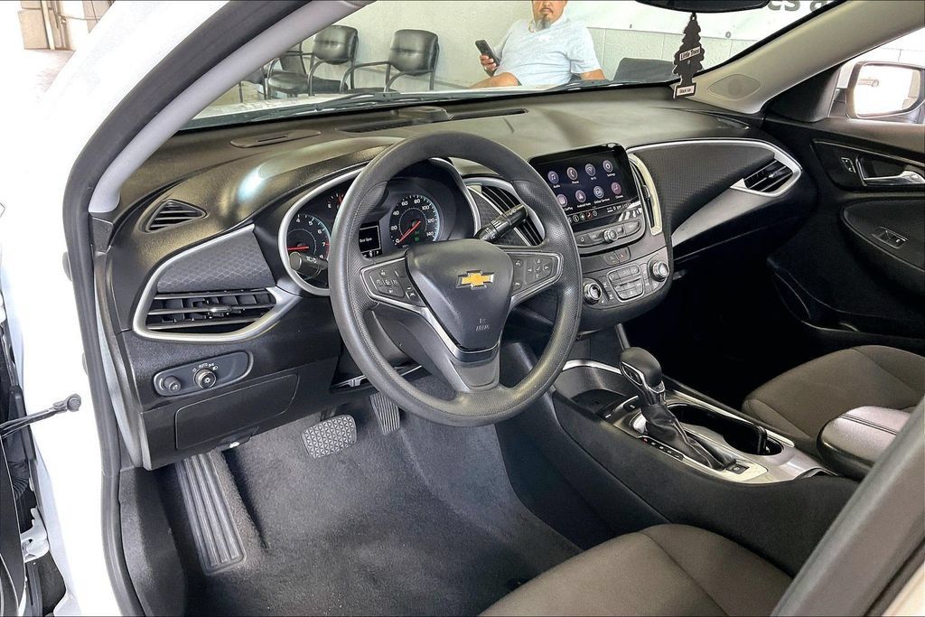 Used 2024 Chevrolet Malibu LT FWD image 4