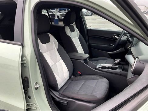 Used 2024 Chevrolet Trax RS FWD image 7