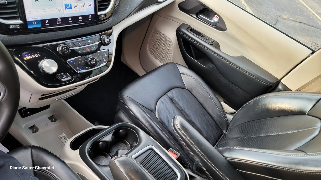 Used 2024 Chrysler Pacifica Touring-L FWD image 23