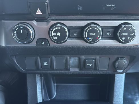 Used 2020 Toyota Tacoma SR image 29