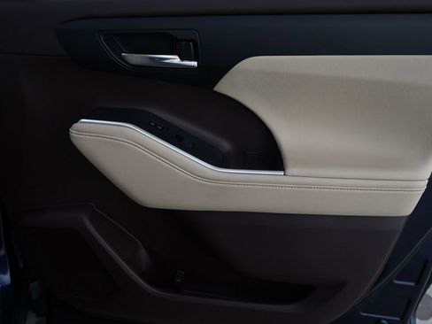 Used 2022 Toyota Highlander XLE image 9