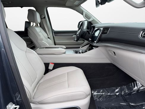 Used 2024 Jeep Wagoneer Series III w/ Premium Group I image 16