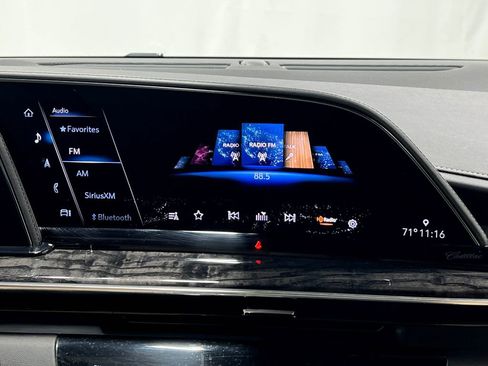 Used 2021 Cadillac Escalade Premium Luxury AWD/4WD image 25