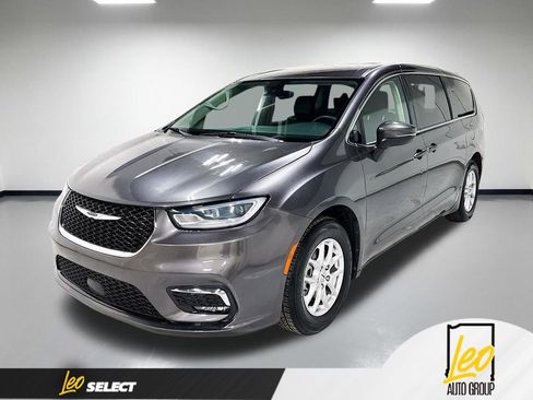 Used 2023 Chrysler Pacifica Touring-L FWD image 1