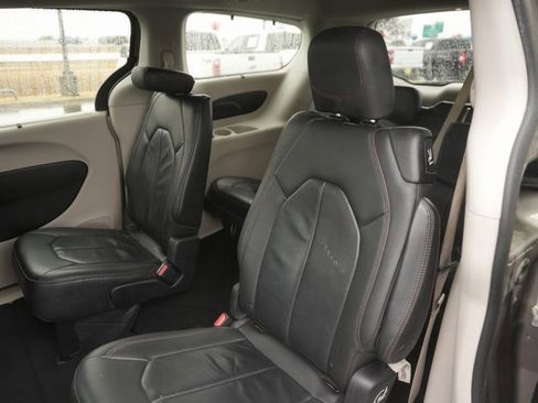 Used 2017 Chrysler Pacifica Touring-L image 13