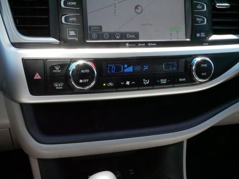 Used 2018 Toyota Highlander Limited AWD/4WD image 23