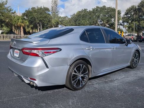 Used 2020 Toyota Camry SE FWD image 4