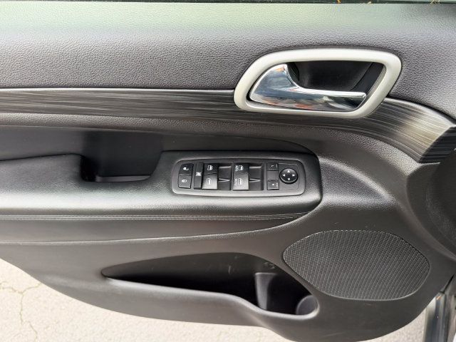 Used 2019 Jeep Grand Cherokee Laredo w/ Security & Convenience Group AWD/4WD image 13