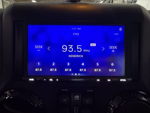 Used 2016 Jeep Wrangler Unlimited Sahara AWD/4WD image 13