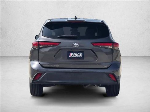 Used 2022 Toyota Highlander LE FWD image 7