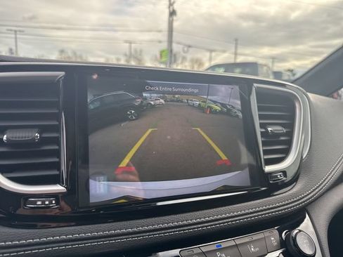 Used 2024 Chrysler Pacifica Touring FWD image 32
