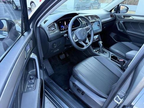 Used 2023 Volkswagen Tiguan SE w/ Panoramic Sunroof Package FWD image 10