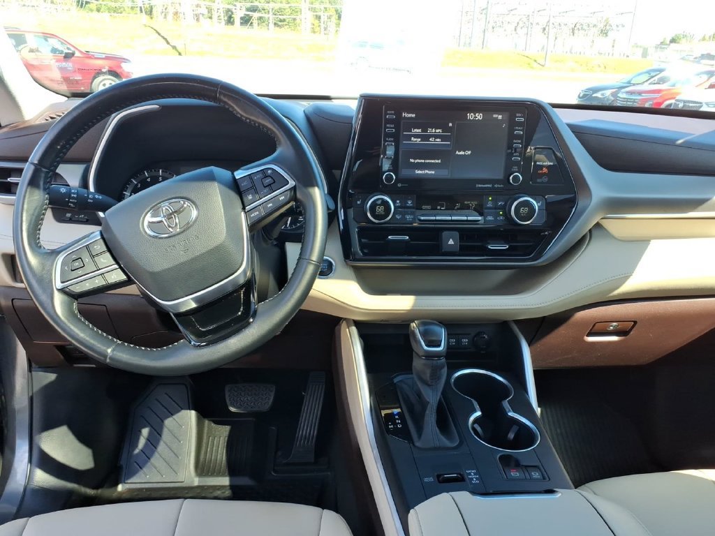 Used 2020 Toyota Highlander XLE FWD image 19