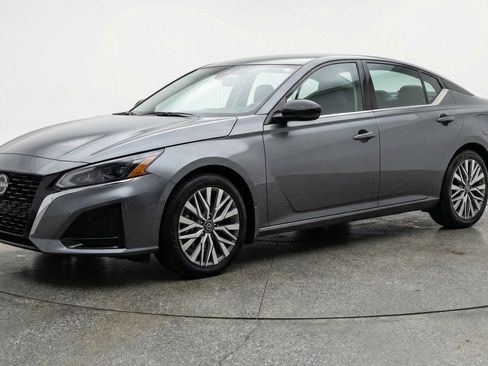 Used 2025 Nissan Altima 2.5 SV image 3