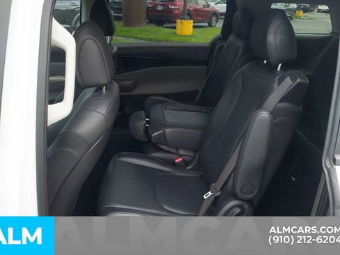 Used 2025 Kia Carnival FWD image 18