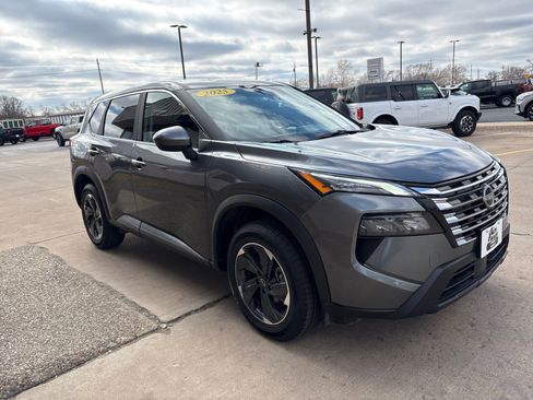 Used 2025 Nissan Rogue SV image 7