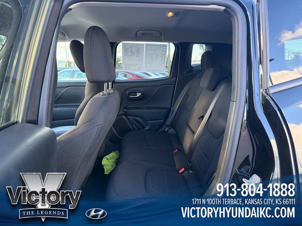 Used 2022 Jeep Renegade Latitude w/ Convenience Group AWD/4WD image 12