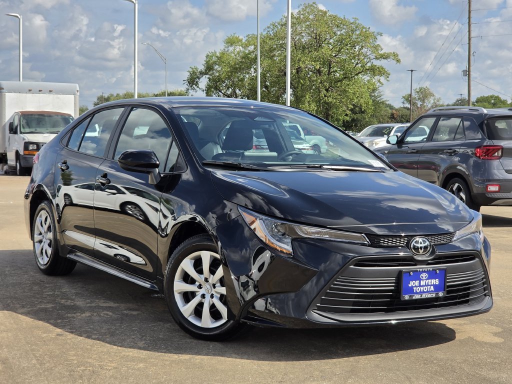 Used 2026 Toyota Corolla LE FWD image 2