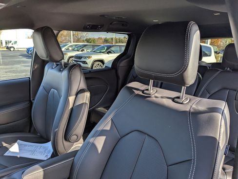 New 2026 Chrysler Pacifica Select image 14