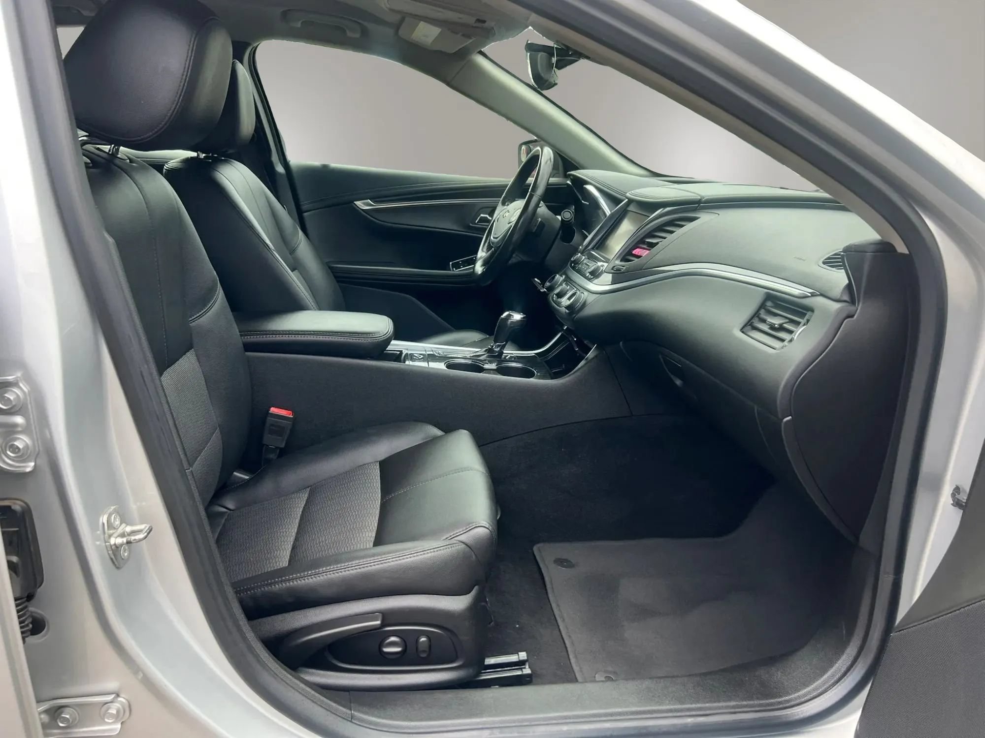 Used 2019 Chevrolet Impala LT FWD image 29