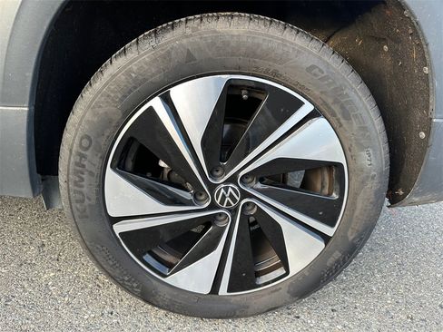 Used 2024 Volkswagen Taos SE image 9