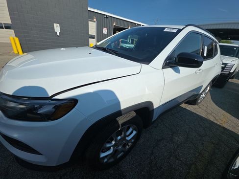 Used 2023 Jeep Compass Latitude w/ Sun and Sound Group AWD/4WD image 4