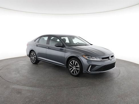 Used 2025 Volkswagen Jetta SE image 2