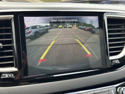 Used 2025 Chrysler Pacifica Select FWD image 10