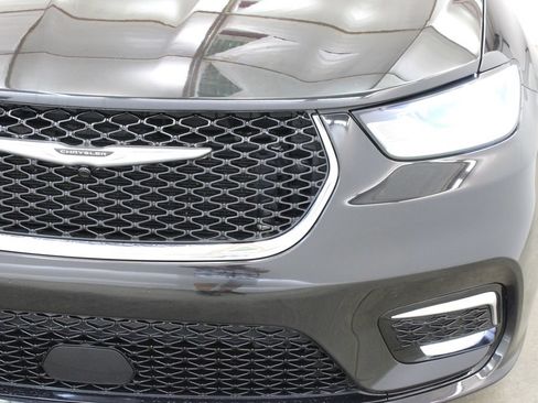 Used 2024 Chrysler Pacifica Limited FWD image 8