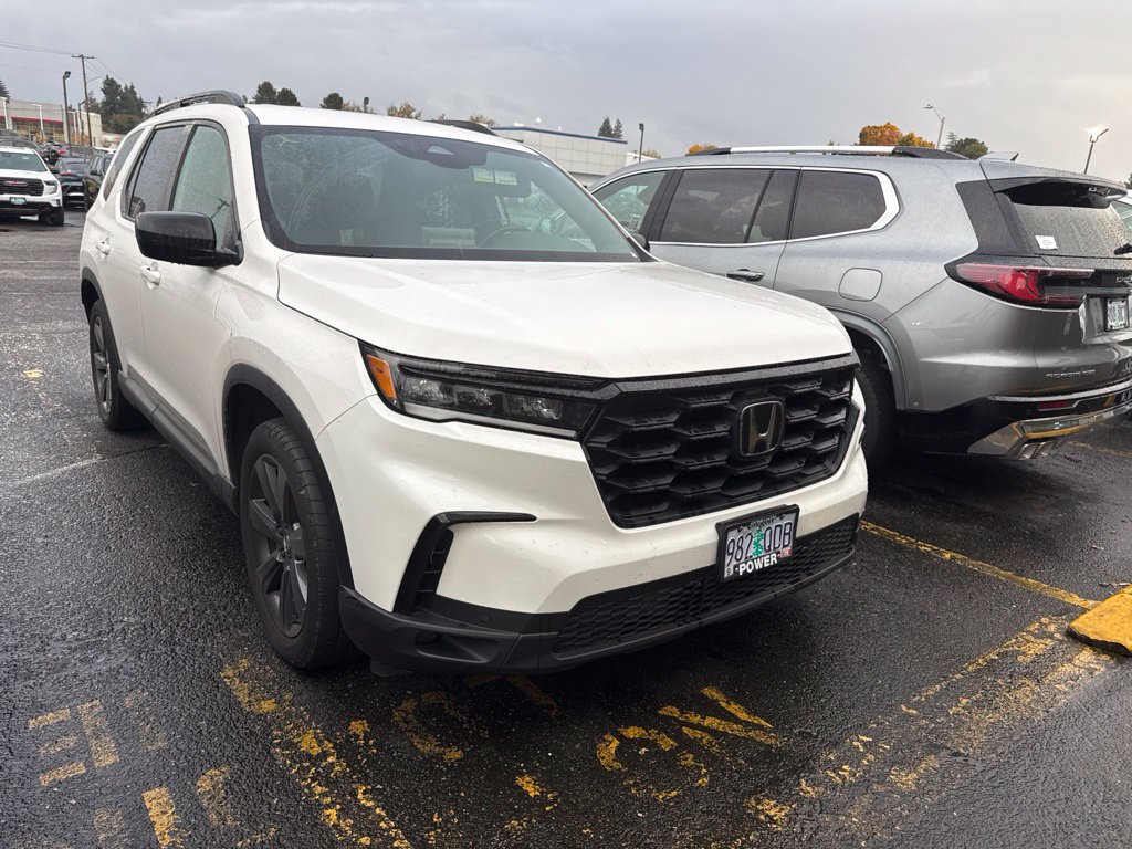 Used 2025 Honda Pilot Sport image 1