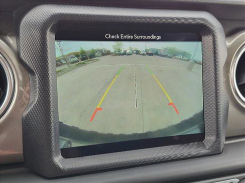 Used 2018 Jeep Wrangler Unlimited Sahara AWD/4WD image 12