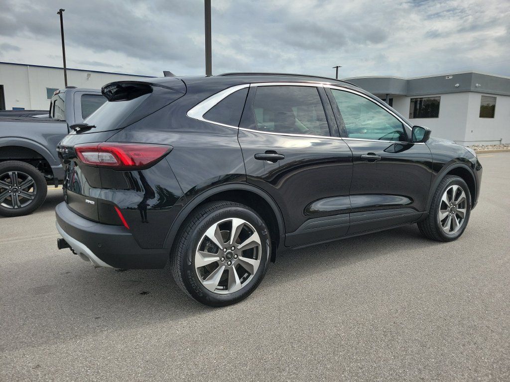Used 2024 Ford Escape Platinum w/ Class II Trailer Tow Package AWD/4WD image 4