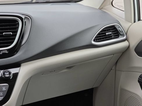 Certified 2023 Chrysler Pacifica Touring-L FWD image 31
