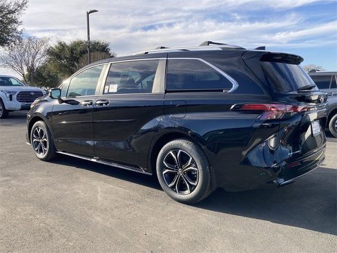 New 2026 Toyota Sienna Platinum image 5