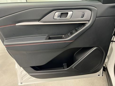 Used 2025 Ford Explorer ST-Line w/ ST-Line Street Pack image 11