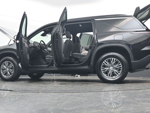 Used 2025 Chevrolet Traverse LT image 45