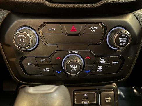 Used 2018 Jeep Renegade Altitude AWD/4WD image 16