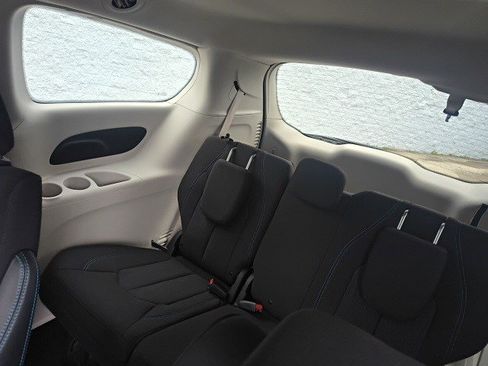 Used 2021 Chrysler Pacifica Touring image 13