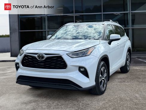 Used 2022 Toyota Highlander XLE AWD/4WD image 9