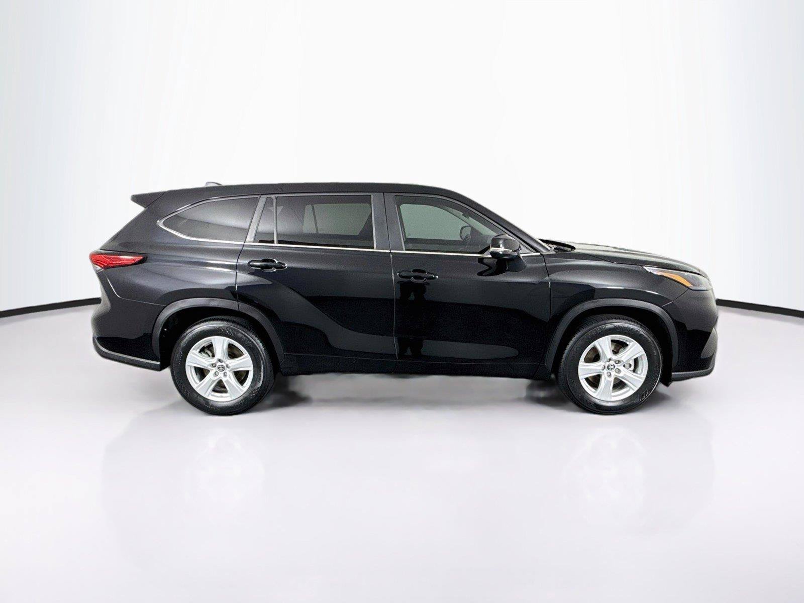 Used 2023 Toyota Highlander L FWD image 9