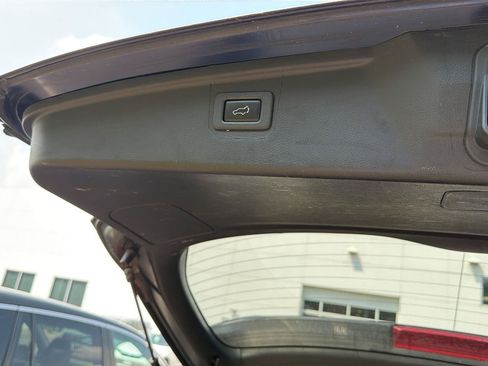 Used 2018 Subaru Outback 3.6R Touring AWD/4WD image 12