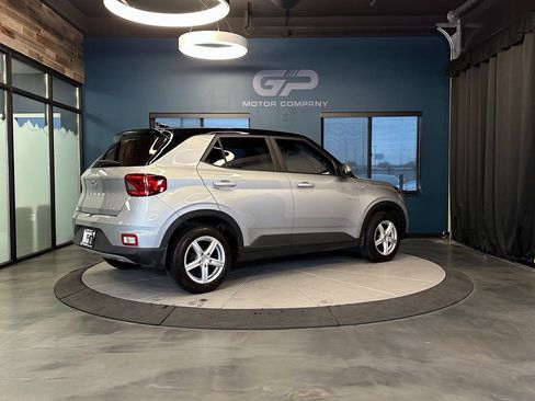 Used 2021 Hyundai Venue SE FWD image 3