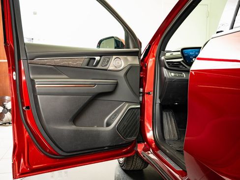 Used 2025 Buick Enclave Avenir w/ Super Cruise Package image 28