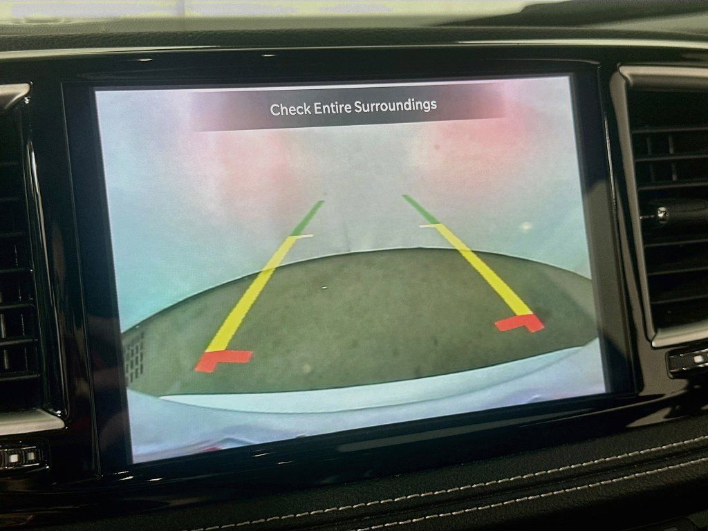 Used 2025 Chrysler Pacifica Limited FWD image 10
