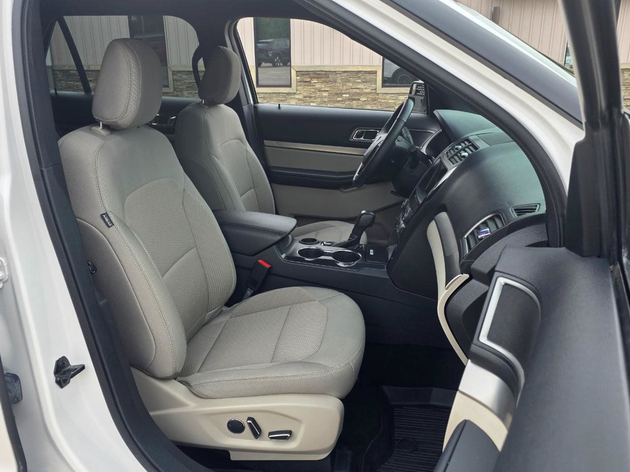 Used 2018 Ford Explorer XLT w/ Equipment Group 201A FWD image 23