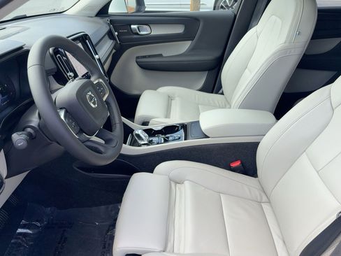 Used 2023 Volvo XC40 B5 Plus w/ Protection Package Premier image 5