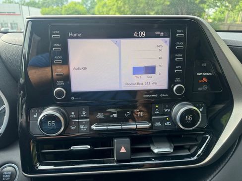 Used 2020 Toyota Highlander XLE AWD/4WD image 24