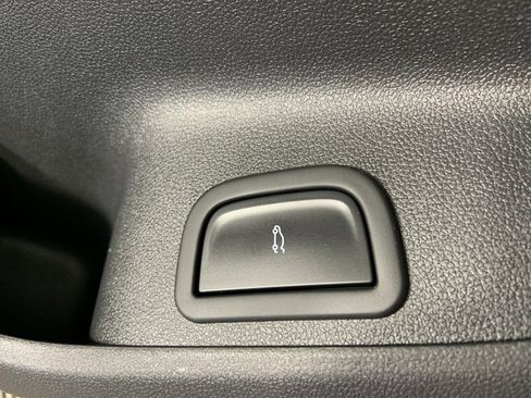 Used 2025 GMC Acadia Elevation image 32