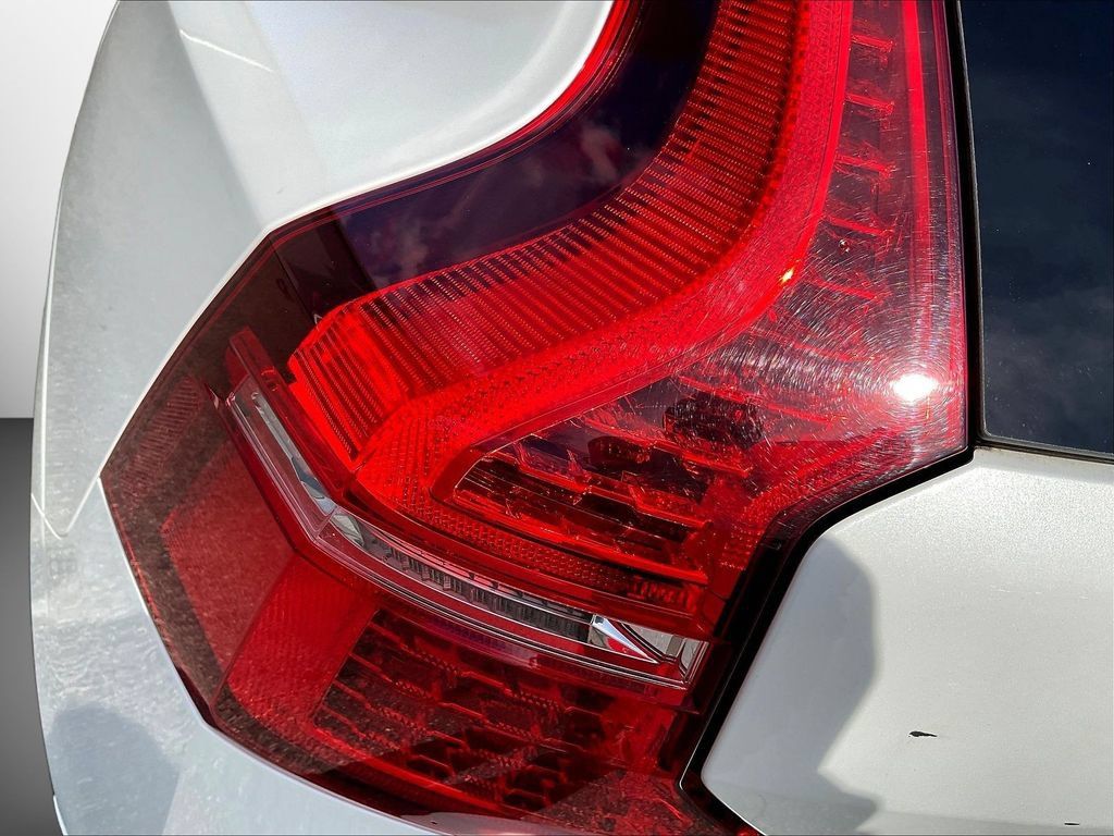 Used 2023 Volvo XC60 B5 Plus AWD/4WD image 22