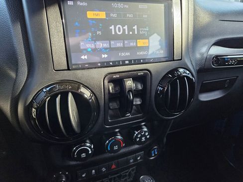 Used 2015 Jeep Wrangler Unlimited Sahara image 22